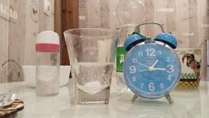 за сколько кусок сахара растворится: в холодной воде, горячей воде, в спрайте, и в уксусе.