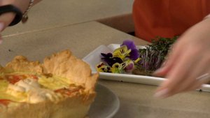 Рецепт: киш с курицей и грибами. Выпуск 07/06/2021 GuberniaTV