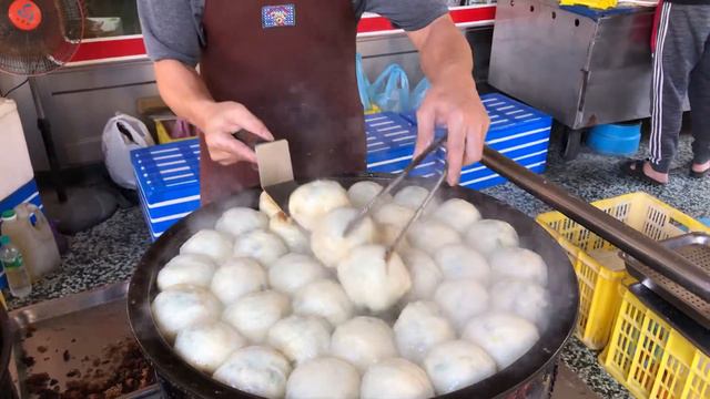 Pan fried Stuffed Buns、Taiwanese steam fried baozi水煎包│Taiwanese Food│Miaoli Cuisine│ смотреть онлайн