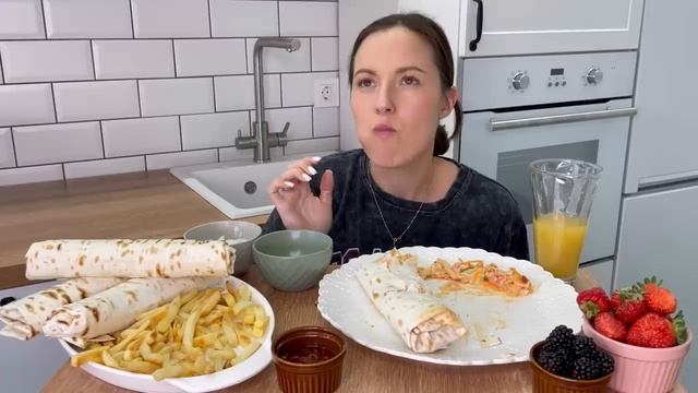 МУКБАНГ ШАУРМА МЕТРОВАЯ ОСТРАЯ ДОМАШНЯЯ КАРТОШКА ФРИ СОУСЫ MUKBANG SHAWARMA ASMR смотреть онлайн