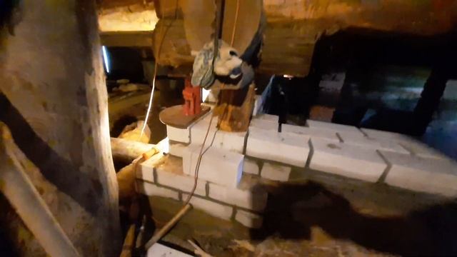 Замена 3 венцов деревянного дома, укрепление бутового фундамента.