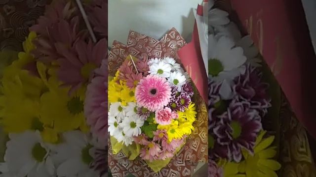 букет гербер, хризантем кустовых. смотреть онлайн
