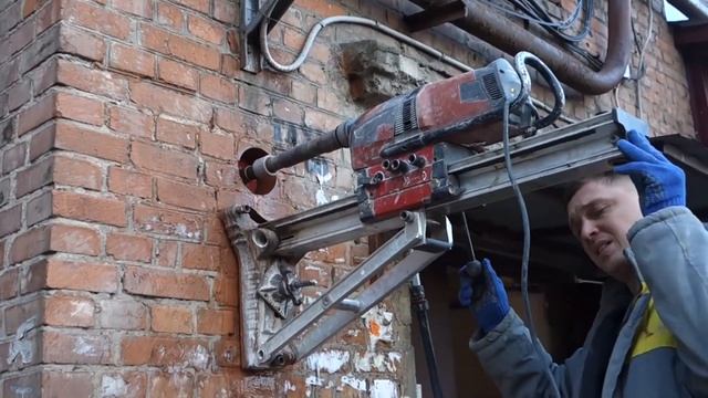 Отверстие для вентиляции тамбура подъезда
