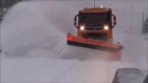 Очистка дороги от снега на большой скорости