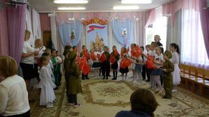 Песня "Гремит салют"