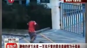 Китаец взорвал петарду над крышкой люка www.rab-den.ru