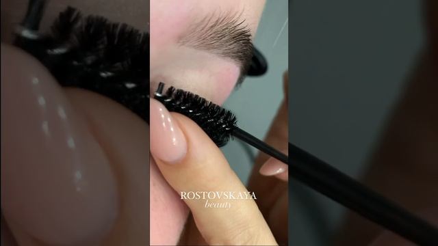 Как правильно расчесывать ресницы? #наращиваниересниц #rostovskayabeauty #наращиваниересницобучение