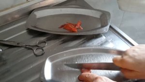 КАК ЛЕГКО И БЫСТРО ПОЧИСТИТЬ МОРСКОГО ОКУНЯ .