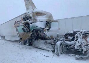 Авария на трассе. 9 грузовиков столкнулись на трассе I-94. Трасса закрыта.