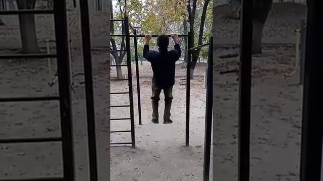 Подтягивания на максимум в свободной технике.