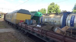 Электровоз ВЛ80С-1054 с грузовым поездом и электровоз ВЛ80С-728 с хозяйственным поездом
