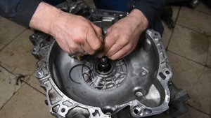 Opel Antara 3.0 v6 - Замена заднего сальника коленвала и сальник разд.коробки.