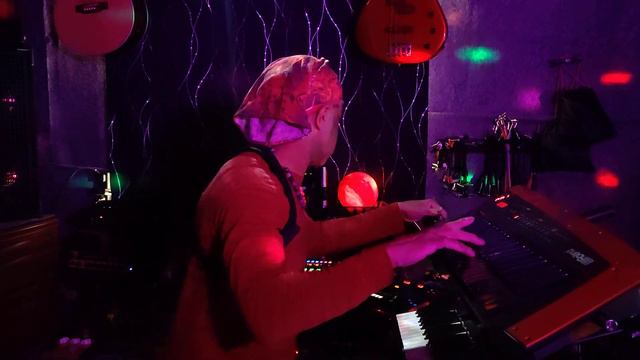 🤘 HEAVY ROCK Play Along on Roland AX-Edge + Pigtone Fuzz & Kmise Classic Chorus Pedals смотреть онлайн