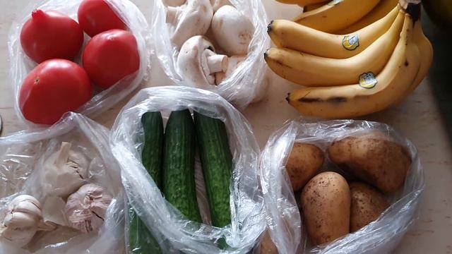 Покупка продуктов. Овощная лавка и Пятерочка.