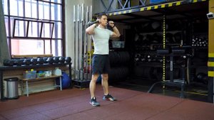 Приседания с гирями на плечах