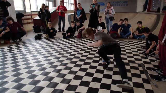 juniors 1x1 - bboy Slender vs Shmiti - Брейк на волне 2019 смотреть онлайн