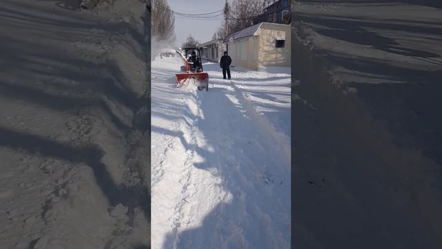 Снегоуборочная коммунальная машина(трактор)48л.с 4Wd убирает снег Одесса 2018 1 марта смотреть онлайн