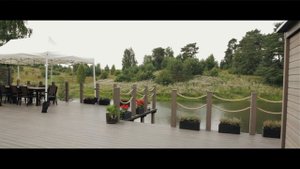 Терраса у пруда на даче. Обзор террасы из ДПК, проект террасы под ключ. // ДПК ГРУПП