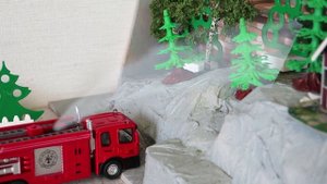 Пожарные машины тушат пожар в лесу. Видео с машинами