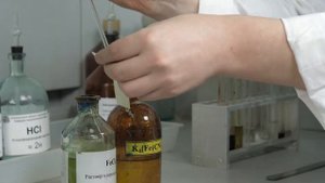 Химическая реакция FeCl3 с K4[Fe(CN)6]