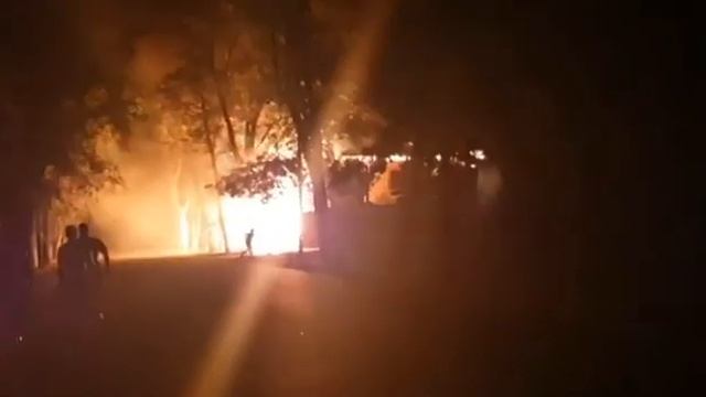 Женщина пыталась проникнуть в горящий дом, чтобы спасти ребенка смотреть онлайн