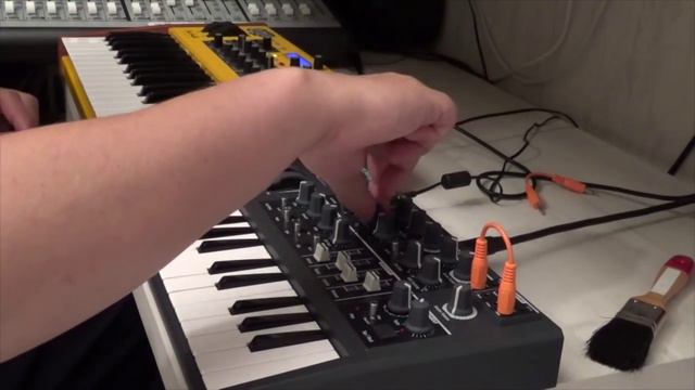 Analogue Synth Demo: MicroBrute vs Mopho : battle of the analogues. Images and Sounds in HD смотреть онлайн