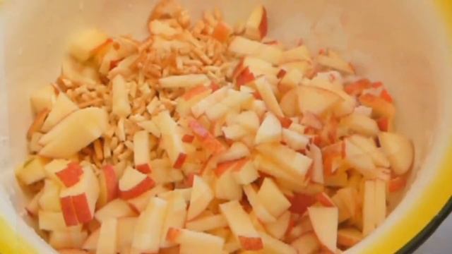 Салат с сыром косичка, крабовыми палочками, фасолью и яблоком смотреть онлайн