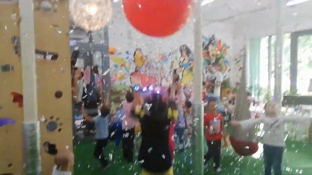 Бумажное шоу на детский праздник. Сходили на день рождения Миши. дети отрываются. детская дискотека