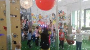 Бумажное шоу на детский праздник. Сходили на день рождения Миши. дети отрываются. детская дискотека