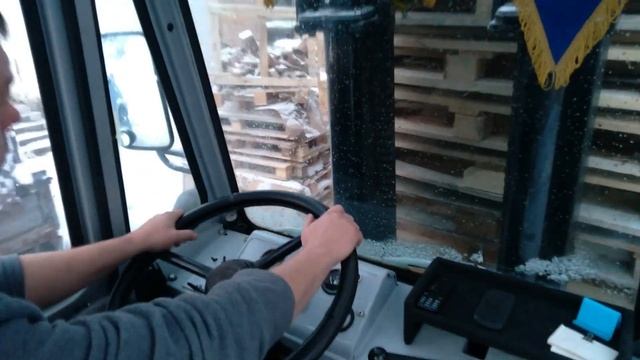 Львовский погрузчик. Погрузка поддонов.