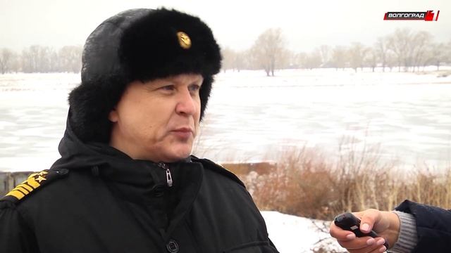КАК СПАСТИ ПРОВАЛИВШЕГОСЯ ПОД ЛЁД ЧЕЛОВЕКА? ЮНЫМ ВОЛЖАНАМ ПОКАЗАЛИ ВООЧИЮ СПАСАТЕЛИ