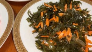 Салат с крабовыми палочками и морской капустой.