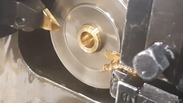 Изготовление втулок из прутка латуни 12 мм с торцевой накаткой и резьбой м5 смотреть онлайн