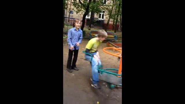 Что будет если быстро раскачать качели или карусель