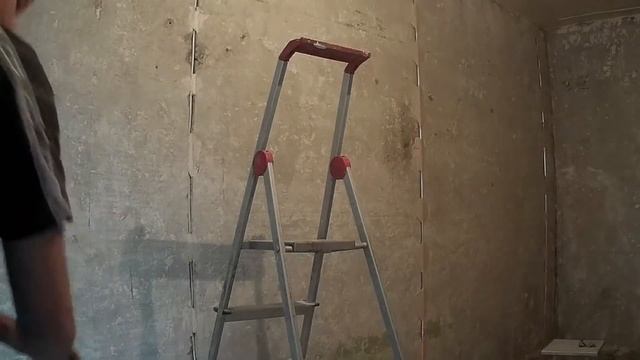 Как идеально выставить маяки, оштукатурить тонким слоем и зашпаклевать бетонные стены в " хрущёвке"
