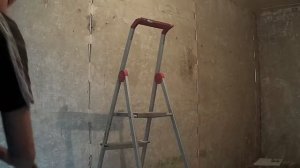 Как идеально выставить маяки, оштукатурить тонким слоем и зашпаклевать бетонные стены в " хрущёвке"