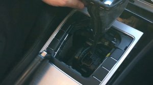 Как снять декоративную накладку вокруг АКПП Volkswagen Passat NMS
