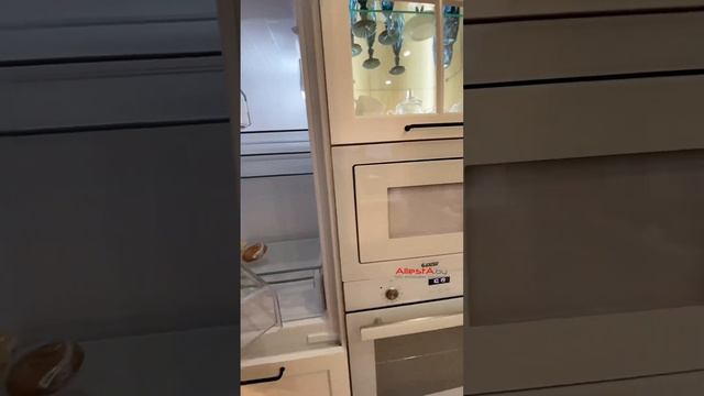 Кухня в скандинавском стиле . Фрезерованные фасады для кухни. Белая кухня с витриной смотреть онлайн