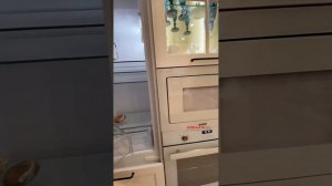 Кухня в скандинавском стиле . Фрезерованные фасады для кухни. Белая кухня с витриной