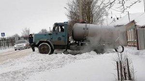 Зил вытаскивает зила. Застрял на горке.