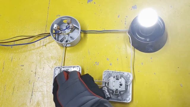 Выключатель проходной перекрестный. Как подключить. Самое простое объяснение смотреть онлайн