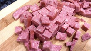 Простой салат с колбасой, картофелем, помидором и кукурузой