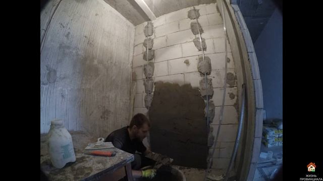 Цементная штукатурка по маякам в ванной комнате