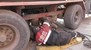 замена рессоры полуприцеп bpw на груженой машине. 38 тон груза в бочке.truck tir