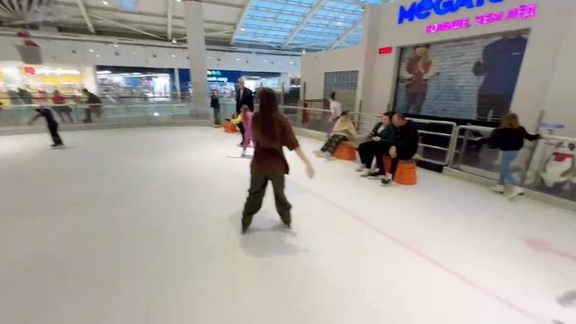 Акулич и Anek Катаются и Рофлят на Катке смотреть онлайн