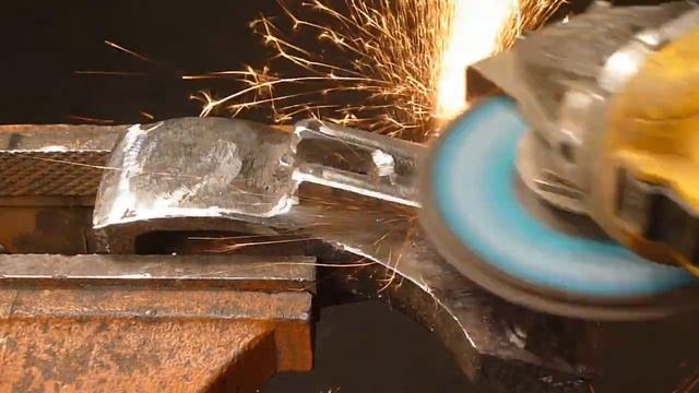 Колун из топора и рессоры. Cleaver from an ax and a spring. смотреть онлайн