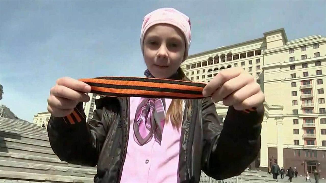 По всей России тысячи волонтеров раздают прохожим георгиевские ленточки