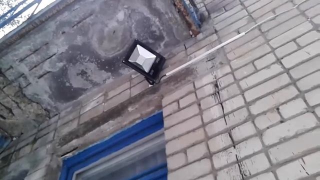 Светодиодный прожектор Куда лучше повесить на улице смотреть онлайн