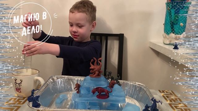 Строим, устраиваем войнушку и разрушаем ледяной замок: веселые домашние занятия со льдом для детей смотреть онлайн