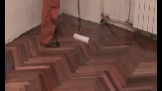 Техника нанесения лака на паркет валиком смотреть онлайн